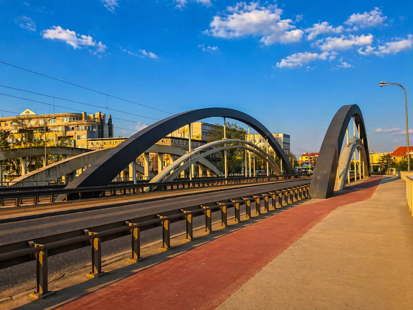 Most Uniwersytecki we Wrocławiu – charakterystyczny łukowy most z trasą pieszą i drogową