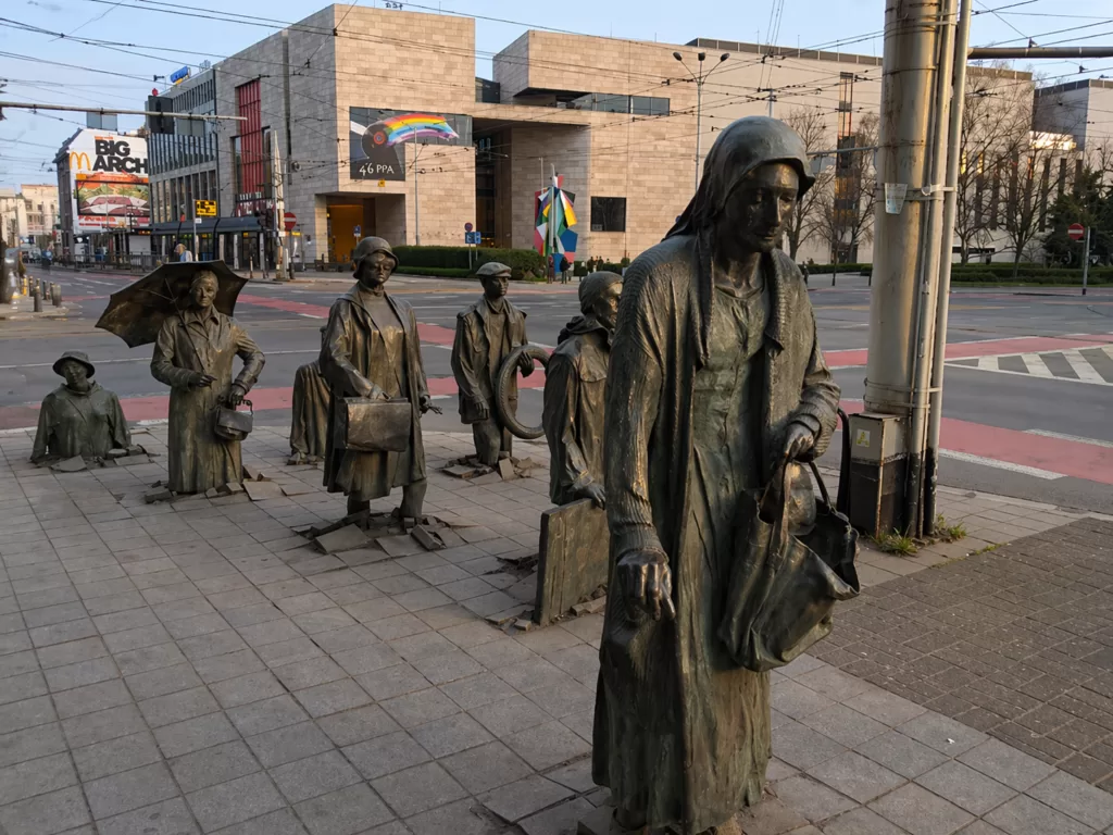 Pomnik Anonimowego Przechodnia we Wrocławiu przy ul. Świdnickiej – grupa postaci wychodzących z chodnika