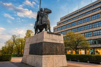 Pomnik Bolesława Chrobrego we Wrocławiu na tle nowoczesnej zabudowy i zieleni miejskiej