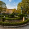 Pomnik Ignacego Paderewskiego we Wrocławiu w otoczeniu zieleni i alejek parkowych