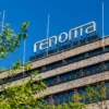 Logo Renoma na fasadzie centrum handlowego we Wrocławiu w słoneczny dzień
