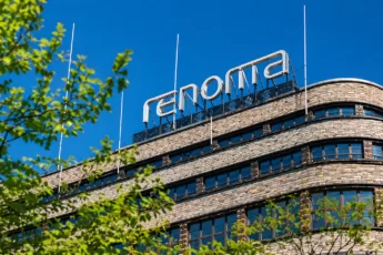 Logo Renoma na fasadzie centrum handlowego we Wrocławiu w słoneczny dzień