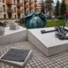 Rzeźba „Pamięć” (Węzełek) we Wrocławiu – instalacja artystyczna z kluczami i formą węzła