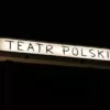 Podświetlona tablica „Teatr Polski” we Wrocławiu nocą