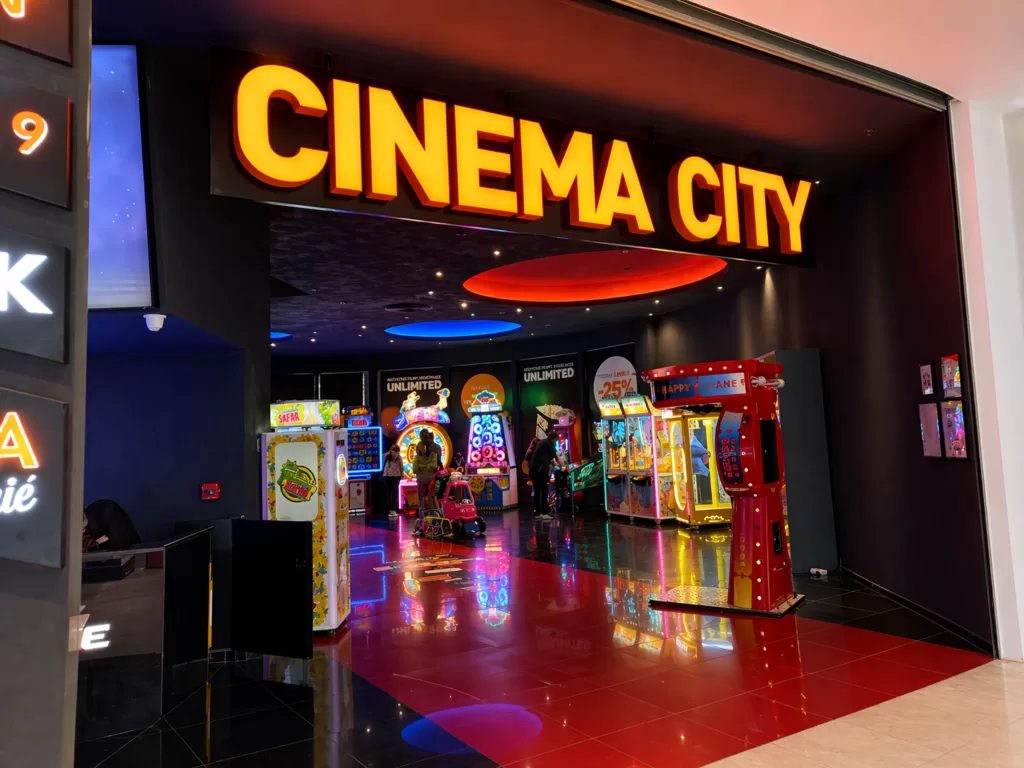 Кинотеатр Cinema City в ТЦ Корона во Вроцлаве — вход с игровой зоной и автоматами