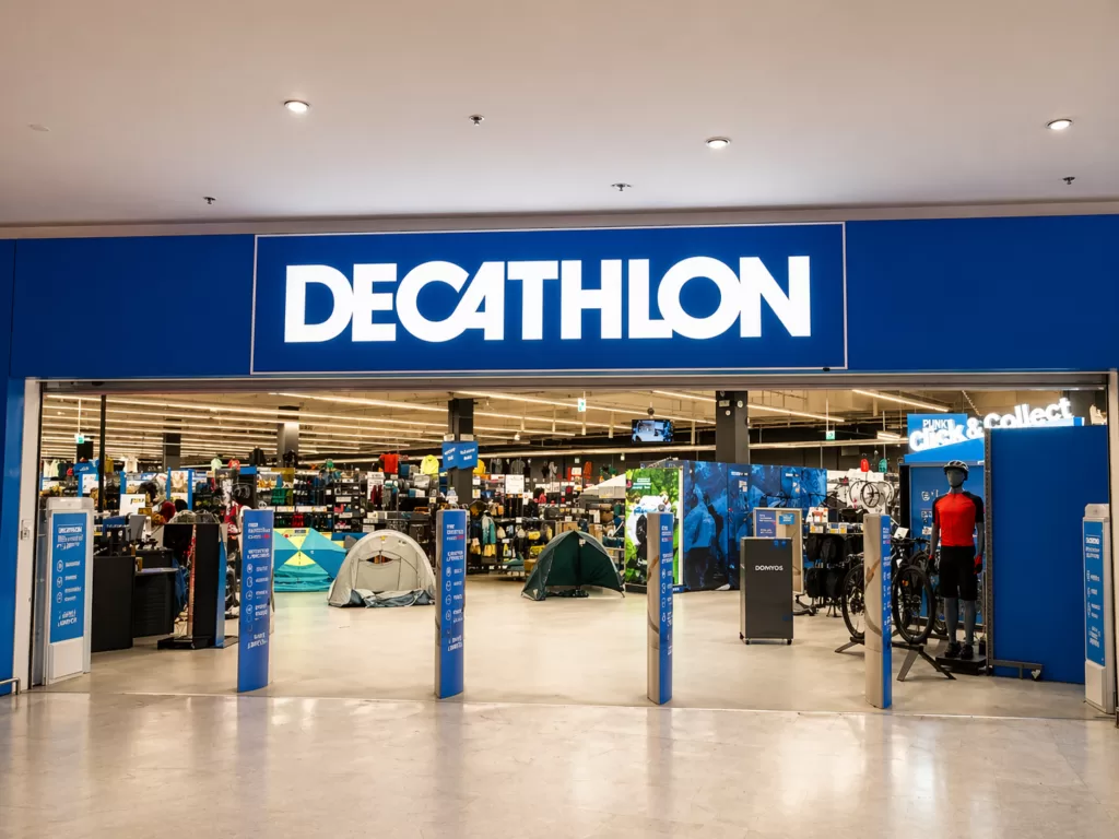 Магазин Decathlon в ТЦ Корона во Вроцлаве — вход в спортивный магазин внутри торгового центра