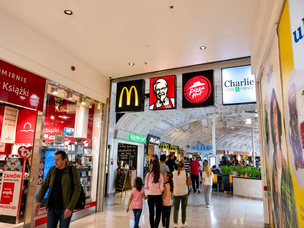 Фудкорт в ТЦ Корона во Вроцлаве — рестораны McDonald's, KFC и Pizza Hut