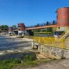 Jaz Opatowicki we Wrocławiu na rzece Odra, jaz z kładką pieszą i ceglanymi wieżami