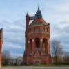 Wieża ciśnień przy al. Wiśniowej we Wrocławiu – zabytkowa ceglana architektura bez ruchu ulicznego