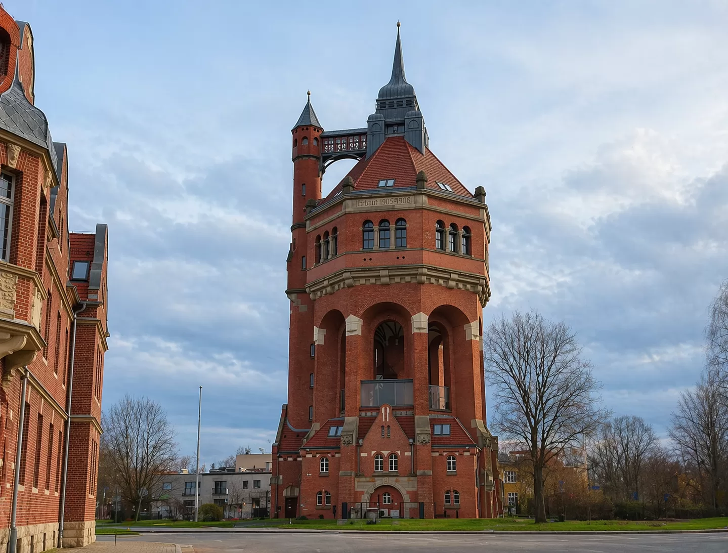 Wieża ciśnień przy al. Wiśniowej we Wrocławiu – zabytkowa ceglana architektura bez ruchu ulicznego
