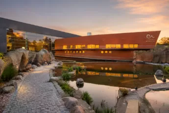 Afrykarium we Wrocław Zoo o zachodzie słońca – widok na kompleks i strefę pingwinów