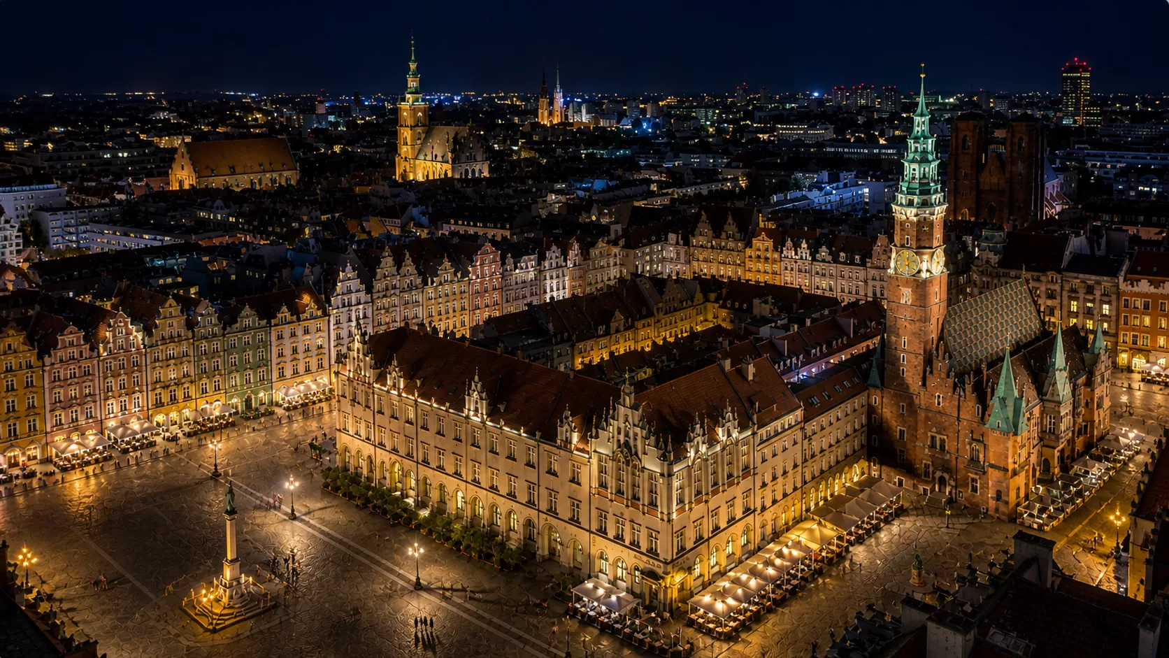 Rynek Wrocław nocą, podświetlony Ratusz i restauracje w centrum