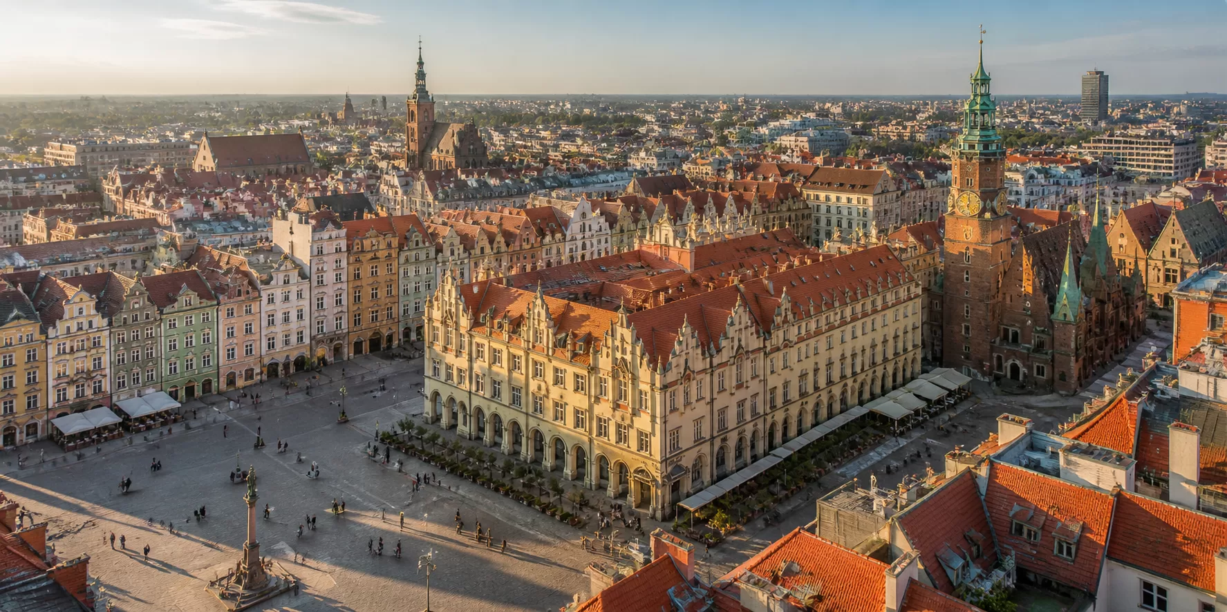 Rynek Wrocław rano, widok z góry na Ratusz i kamienice w miękkim świetle